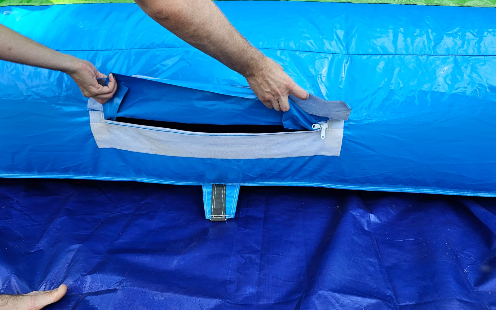 Luftauslass mit Klettklappe und Reißverschluss an der Hüpfburg